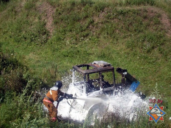 В Дубровенском районе трактор без тракториста уехал в овраг и сгорел. Фото МЧС