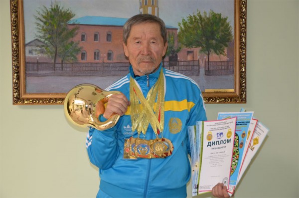 Амирбай Рыскулов стал первым обладателем «Золотой гири» среди гиревиков Казахстана. Фото azan.kz