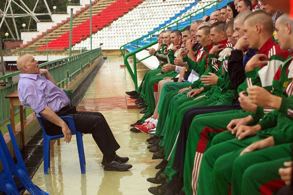 В Витебске установили мировой рекорд по расслаблению. Фото Сергея Серебро