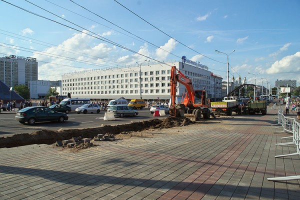 В центре Витебска началось расширение проезжей части улицы Ленина. Фото Сергея Серебро