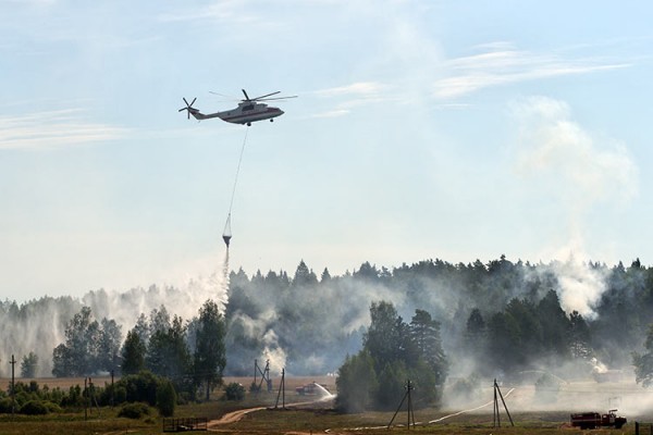 Вертолет Ми-26 сбрасывает воду на лесной пожа во время совместных тактико-специальных учений МЧС Беларуси и России в июле 2012 года. Фото Сергея Серебро