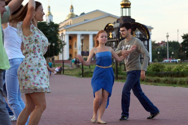 По вечерам в Витебске танцуют сальсу. Фото Сергея Серебро