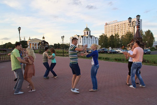 По вечерам в Витебске танцуют сальсу. Фото Сергея Серебро