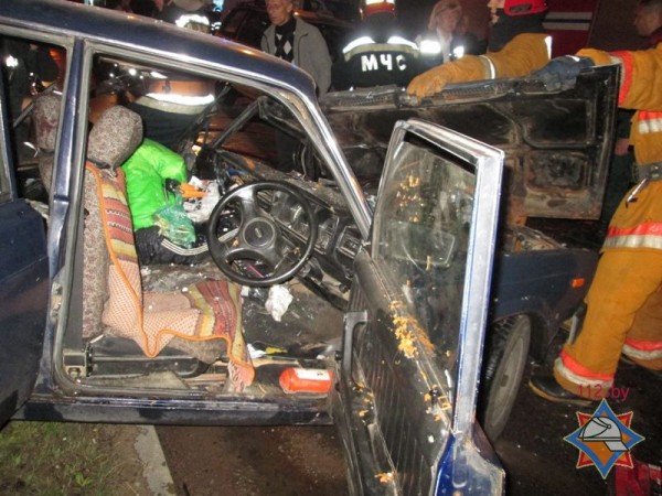 В Витебске произошло лобовое столкновение такси и «жигулей»: один человек погиб, трое травмированы, в том числе — ребенок. Фото МЧС