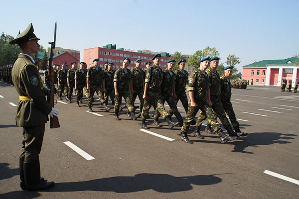 В день Воздушно-десантных войск в 103-й гвардейской отдельной мобильной бригаде прошли праздничные мероприятия. Фото Сергея Серебро