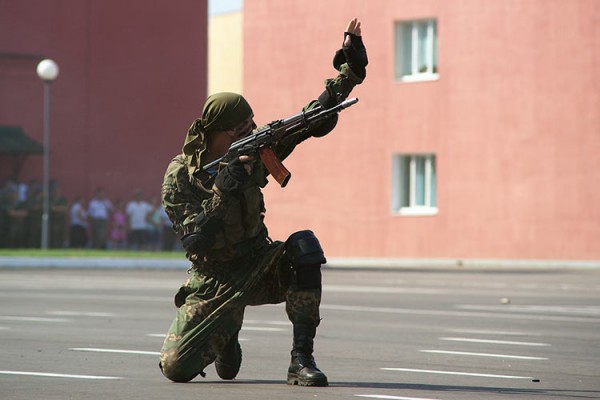 В день Воздушно-десантных войск в 103-й гвардейской отдельной мобильной бригаде прошли праздничные мероприятия. Фото Сергея Серебро