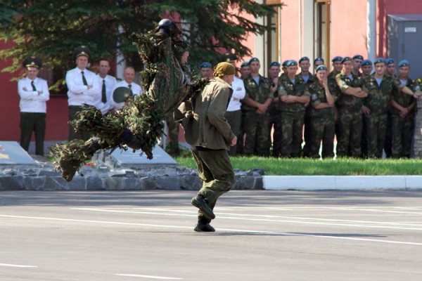 В день Воздушно-десантных войск в 103-й гвардейской отдельной мобильной бригаде прошли праздничные мероприятия. Фото Сергея Серебро