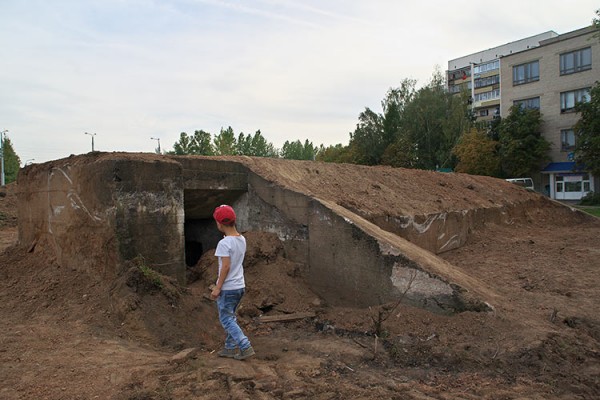 В Витебске раскопали старый бункер на проспекте Фрунзе. Фото Сергея Серебро