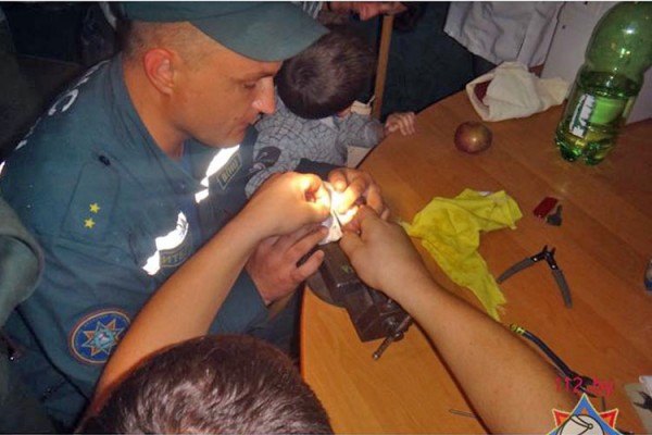 В Витебске спасатели освободили руку ребенка от металлического кольца. Фото МЧС