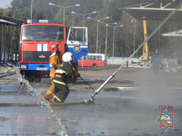 На Ореховском льнозаводе сгорело 50 тонн льнотресты. Фото МЧС