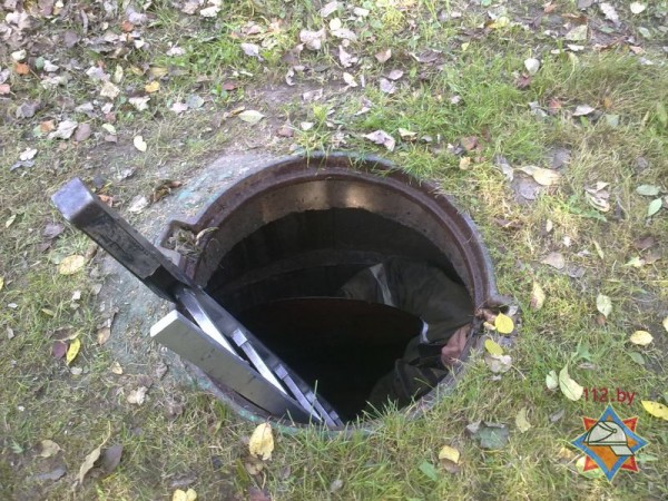 В Витебске четырехлетний мальчик упал в канализационный колодец. Фото МЧС