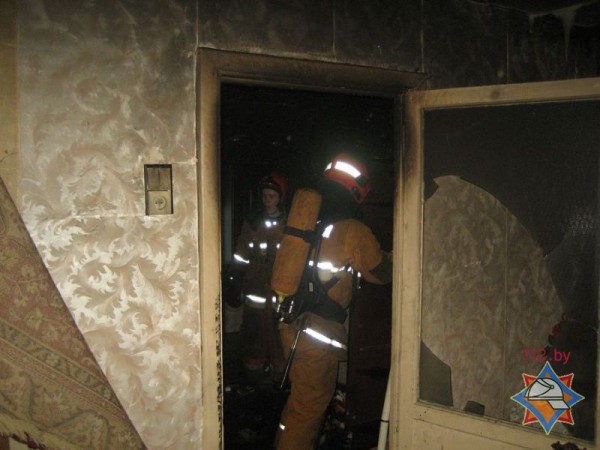 Пожар произошел в квартире на четвертом этаже пятиэтажного дома на проспекте Фрунзе 20 октября. Фото МЧС