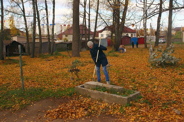 У Віцебску прыбіралі закінутыя могілкі. Фота Сержука Серабро