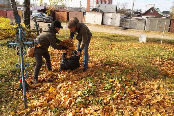 У Віцебску прыбіралі закінутыя могілкі. Фота Сержука Серабро