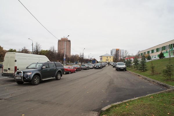 Стихийная автостоянка на проспекте Людникова у «Красного октября» и «Белвеста». Фото Сергея Серебро