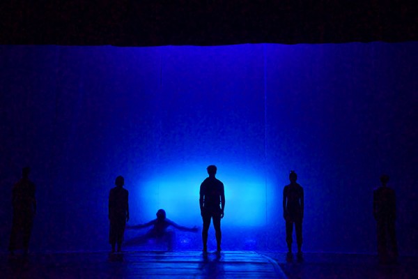 Пьесу «…and Blue» от «Fine 5 dance theatre». Фото Сергея Серебро
