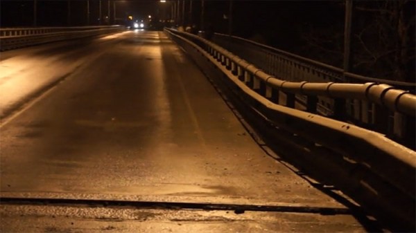 Вечером 2 ноября в Велиже (Смоленская область РФ) произошло проседание опоры и, как следствие, дорожного полотна моста через реку Двина. Videosnapshot