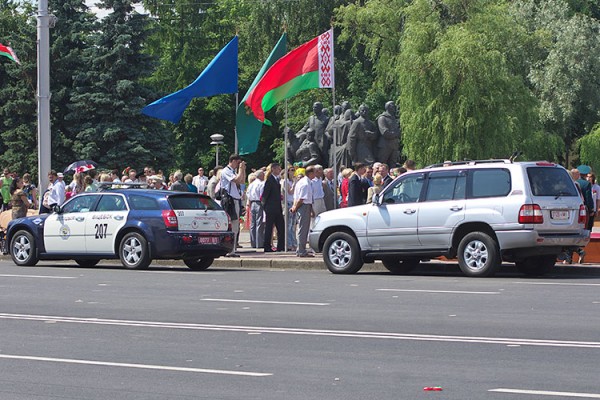 Александр Косинец попытался ездить на демонстрации в джипе с сопровождением машины ГАИ, но побаловался кортежем недолго. Фото Сергея Серебро