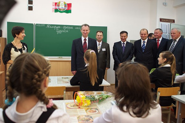 Александр Косинец на открытии первой школы в Билево. Фото Сергея Серебро