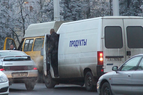 В центре Витебска грузовой микроавтобус врезался в маршрутное такси. Фото Сергея Серебро