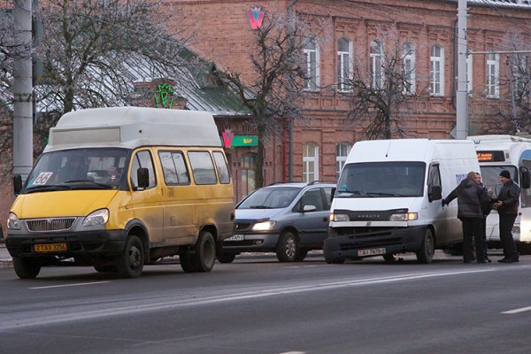В центре Витебска грузовой микроавтобус врезался в маршрутное такси. Фото Сергея Серебро