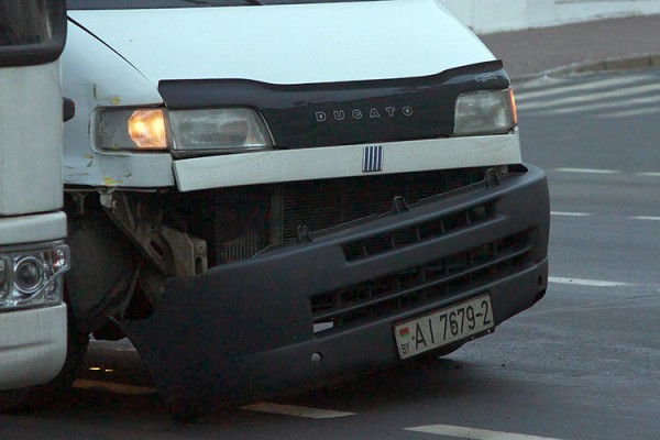 В центре Витебска грузовой микроавтобус врезался в маршрутное такси. Фото Сергея Серебро