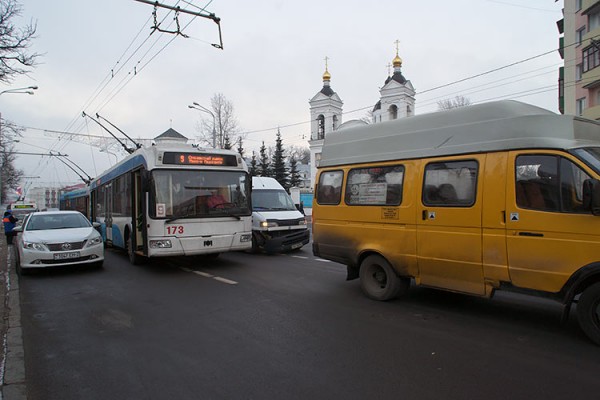 В центре Витебска грузовой микроавтобус врезался в маршрутное такси. Фото Сергея Серебро