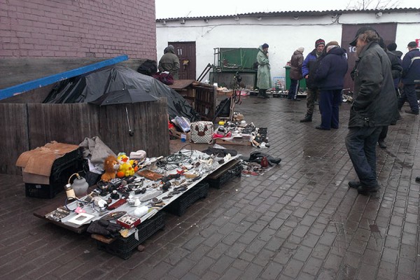 Часть торговцев с толкучки перебралась на Полоцкий рынок. Фото Сергея Серебро