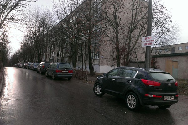Табличка о запрете на Локомотивной улице. Фото Сергея Серебро