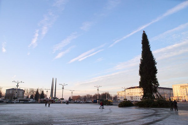 В Витебске залили первый каток на площади Победы. Фото Сергея Серебро