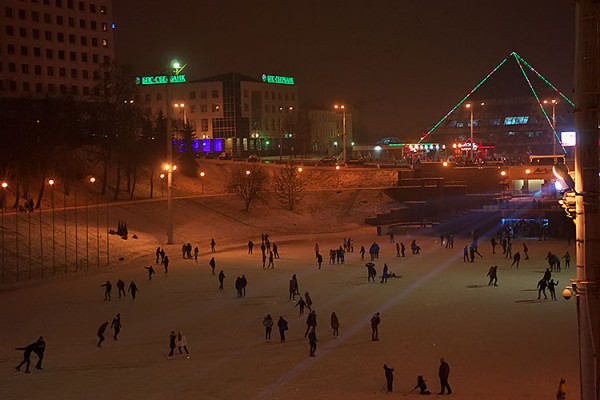 В центре Витебска начал работу каток. Фото Сергея Серебро