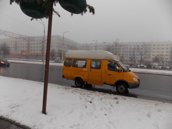 в Витебске из-за заклинившей сдвижной двери в маршрутке 59т в Витебске пассажирам пришлось выбираться из салона через переднюю дверь. Фото Георгия Корженевского