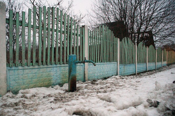 Одна из бесполезных тперь колонок в деревне Шилки Витебского района. Фото Сергея Серебро