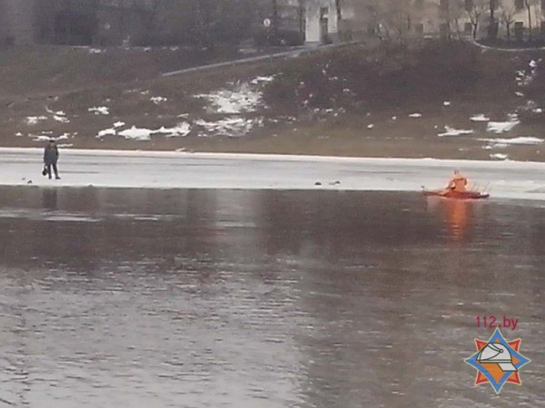 В Витебске на Двине спасатели сняли с льдины рыбака. Фото МЧС