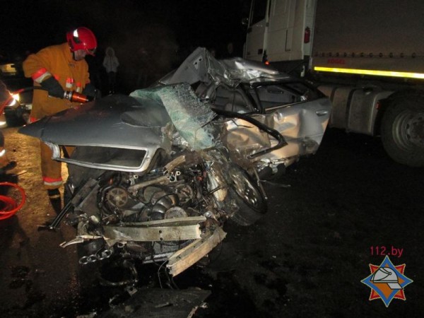 Под Витебском «Audi A6» влетела в фуру, водитель погиб. Фото МЧС