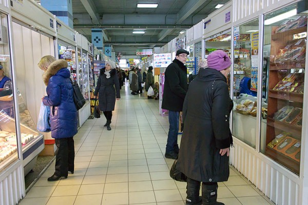 Закрытые роллеты на крытом рынке «Эвиком» в Вітебске. Фото Сергея Серебро