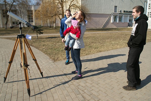 Наблюденіе частичного солнечного затмения в Витебске. Фото Сергея Серебро