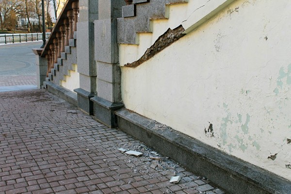 С лестницы на Успенскую горку опять осыпалась штукатурка. Фото Юрия Шепелева