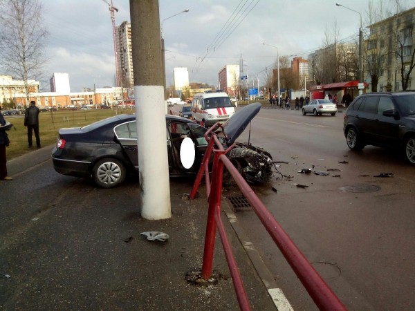 В Витебске автомобиль врезался в ограждение улицы Правды, очевидцы уверяют, что водитель умер за рулем. Фото vk.com/vitebsk_on_wheels