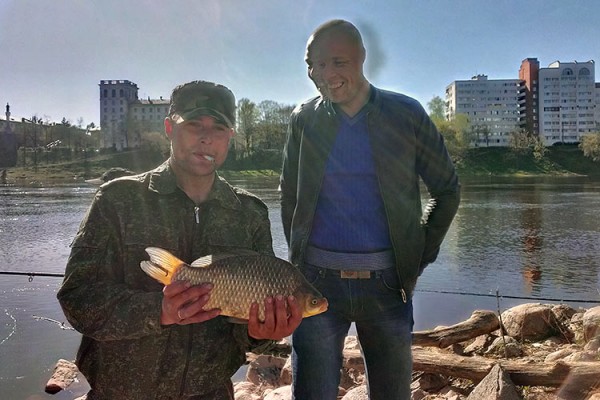 На Дзвіне ў цэнтры Віцебска злавілі вялізнага карася. Фота Сержука Серабро