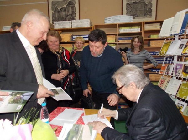 Уладзімір Папковіч падпісвае новы паэтычны зборнік. Фота Георгія Каржанеўскага