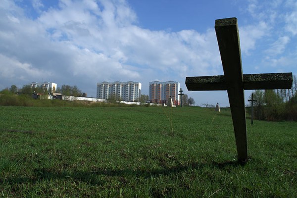 На месте захоронений в «5-м полку» сломаны кресты и несколько обелисков. Фото Сергея Серебро