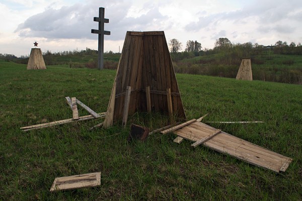 На месте захоронений в «5-м полку» сломаны кресты и несколько обелисков. Фото Сергея Серебро