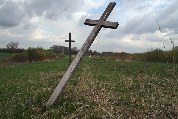На месте захоронений в «5-м полку» сломаны кресты и несколько обелисков. Фото Сергея Серебро