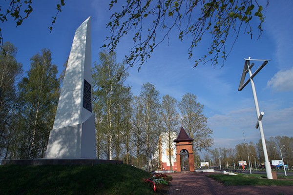 Обелиск и часовня на месте концлагеря «5-й полк» в Витебске. Фото Сергея Серебро