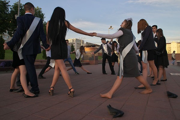 В Витебске выпускники сыграли в «Ножки» на площади Победы. Фото Сергея Серебро