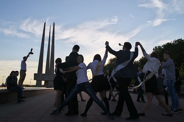 В Витебске выпускники сыграли в «Ножки» на площади Победы. Фото Сергея Серебро