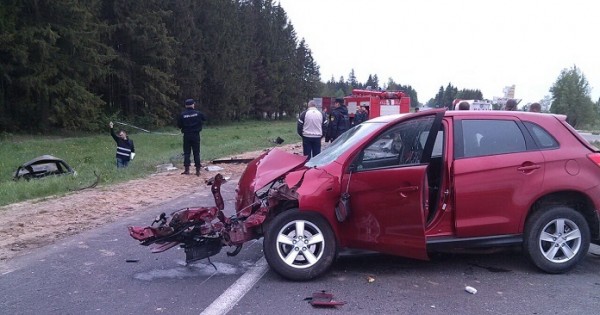 В Оршанском районе россиянка на «Mitsubishi ASX» выехала на «встречку» и врезалась в «BMW 735», погибли два человека. Фото УГКСЭ по Витебской области