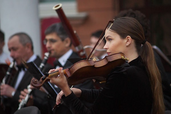 В Витебске прошел оpen air концерт симфонического оркестра областной филармонии. Фото Сергея Серебро