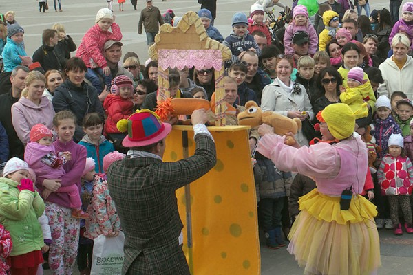 В Витебске на площади Победы прошел детский праздник «День Красного носа». Фото Сергея Серебро